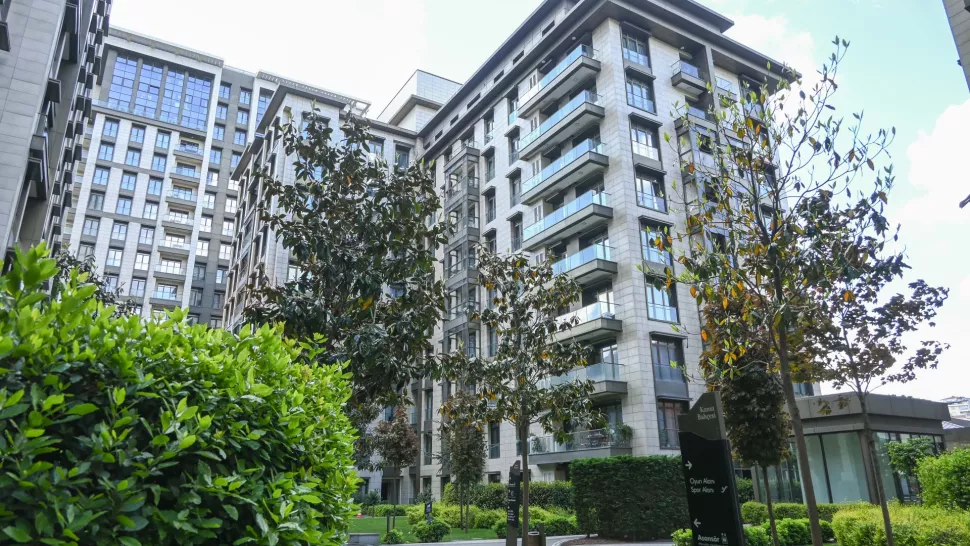 Beyoğlu Luxury Apartment: Citizenship Ready with Indoor Pool & Gym