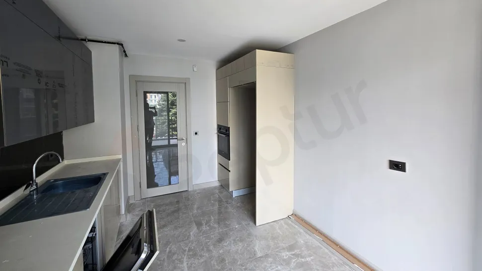 Rare Premium Layout: Spacious 2+1 Residence with Closed Kitchen