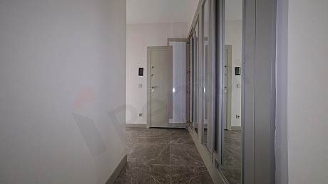 Corridor photo of an unfurnished 2+1 apartment for sale in Zeytinburnu.