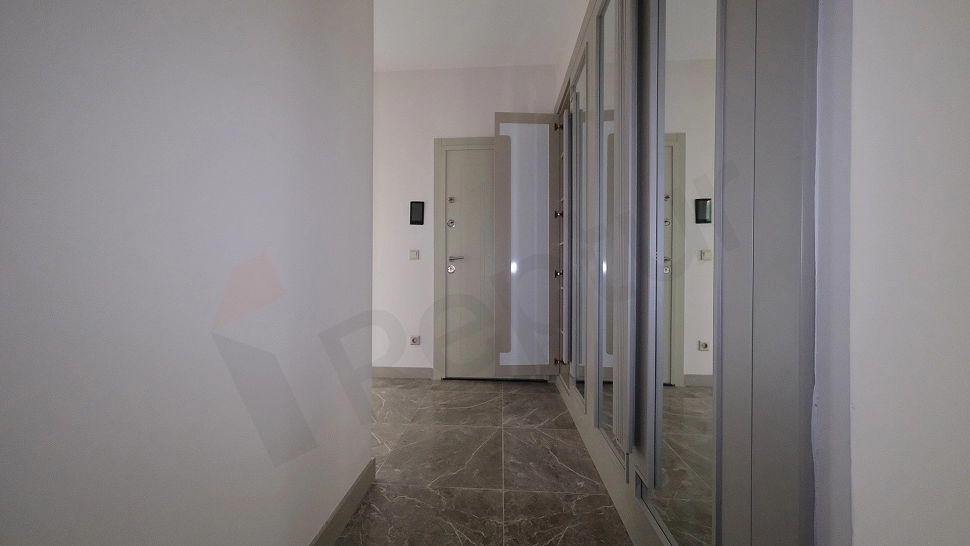 Corridor photo of an unfurnished 2+1 apartment for sale in Zeytinburnu.