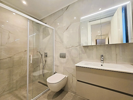 Image of a modern, spacious, and bright hotel bathroom.
