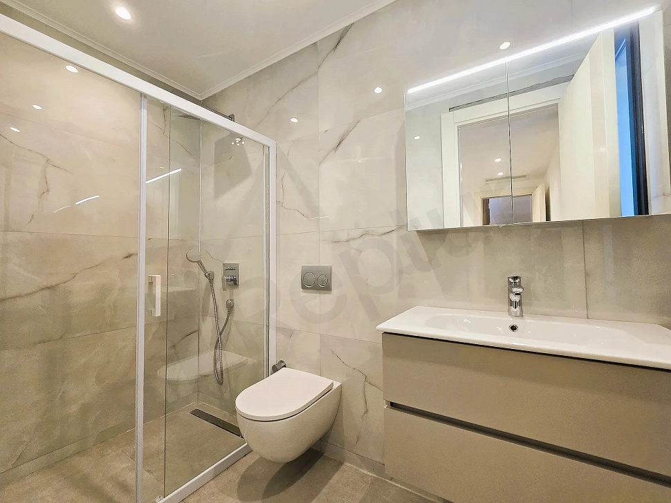 Image of a modern, spacious, and bright hotel bathroom.