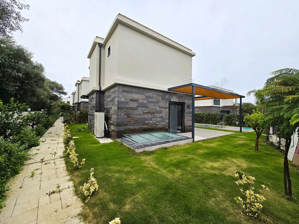 Spacious and well-maintained luxury hotel garden with modern landscaping in Bodrum.