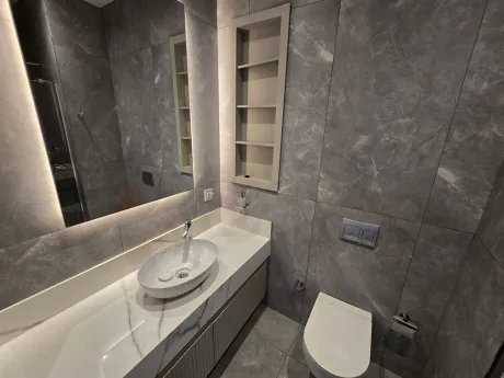 Modern and stylish bathroom design with high-quality ceramic tiling and fixtures.