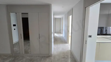 Space Efficiency Masterclass: High-Net 3.5+1 Layout with En-Suite Helper's Room