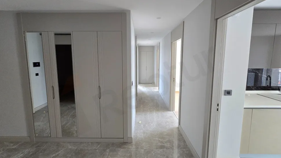 Space Efficiency Masterclass: High-Net 3.5+1 Layout with En-Suite Helper's Room