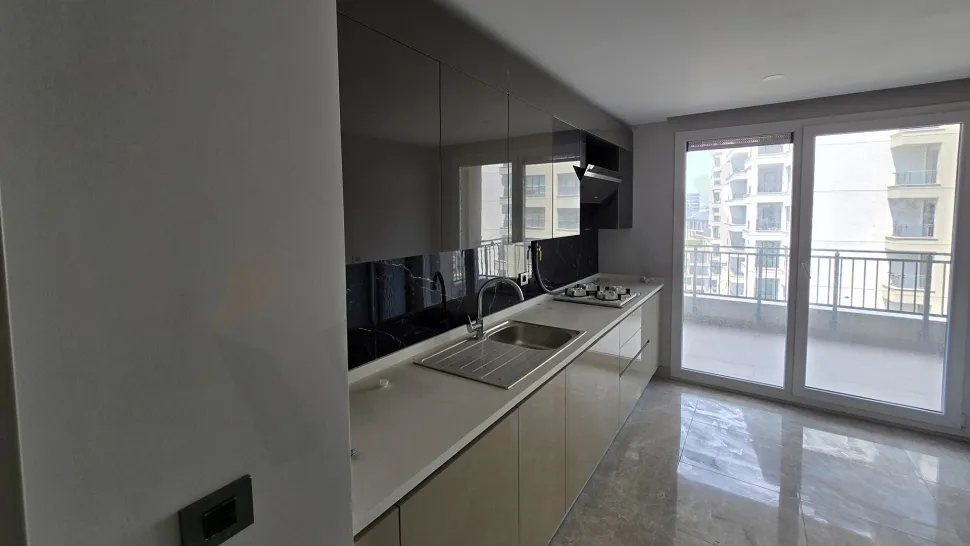 Space Efficiency Masterclass: High-Net 3.5+1 Layout with En-Suite Helper's Room