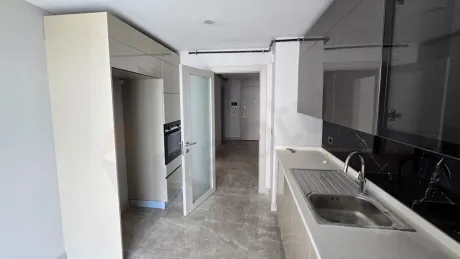 Space Efficiency Masterclass: High-Net 3.5+1 Layout with En-Suite Helper's Room