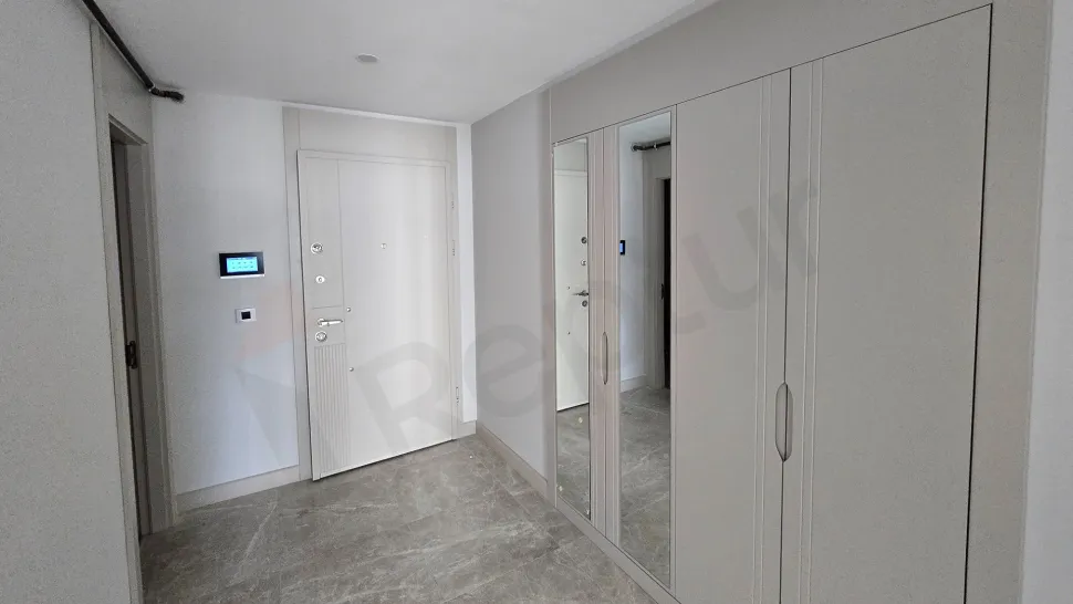 Space Efficiency Masterclass: High-Net 3.5+1 Layout with En-Suite Helper's Room