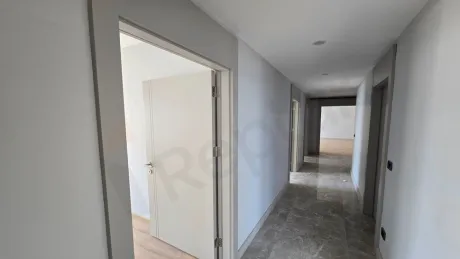 Space Efficiency Masterclass: High-Net 3.5+1 Layout with En-Suite Helper's Room