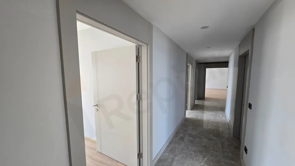 Space Efficiency Masterclass: High-Net 3.5+1 Layout with En-Suite Helper's Room