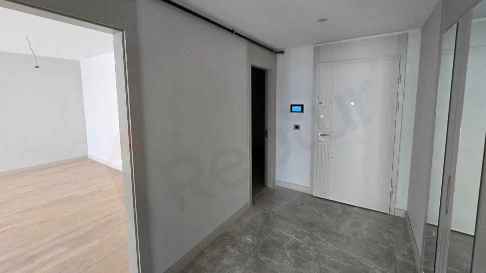 Space Efficiency Masterclass: High-Net 3.5+1 Layout with En-Suite Helper's Room