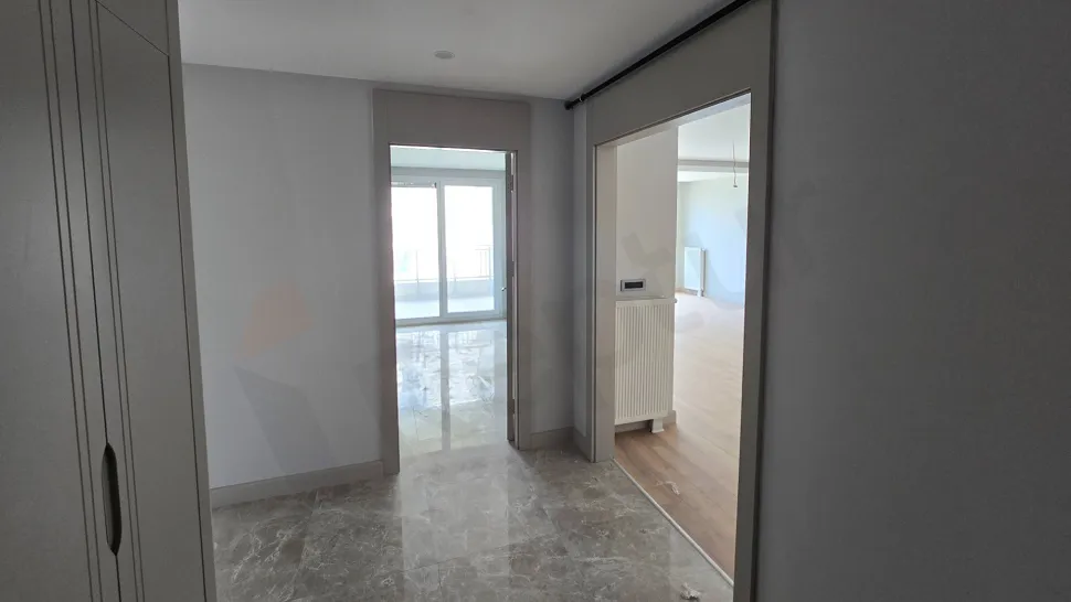 Space Efficiency Masterclass: High-Net 3.5+1 Layout with En-Suite Helper's Room
