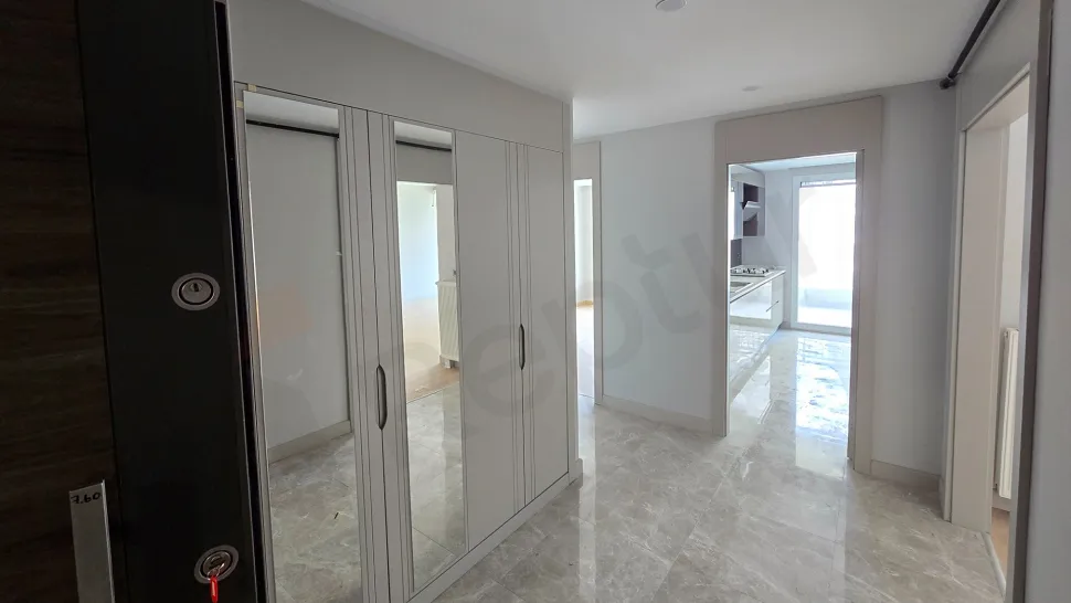 Space Efficiency Masterclass: High-Net 3.5+1 Layout with En-Suite Helper's Room