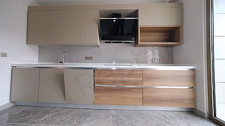 Spacious 2+1 Family Apartment with Closed Kitchen on 5th Floor in Topkapi