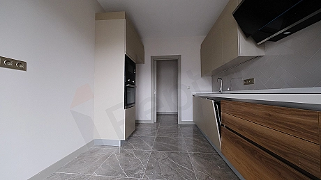 Spacious 2+1 Family Apartment with Closed Kitchen on 5th Floor in Topkapi
