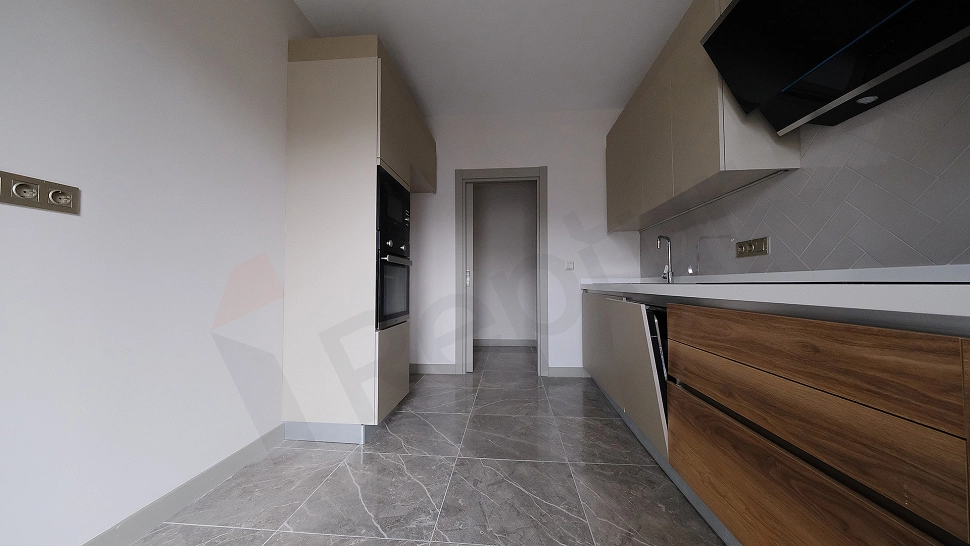 Spacious 2+1 Family Apartment with Closed Kitchen on 5th Floor in Topkapi