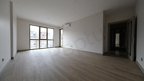 Spacious 2+1 Family Apartment with Closed Kitchen on 5th Floor in Topkapi