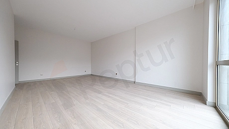 Spacious 2+1 Family Apartment with Closed Kitchen on 5th Floor in Topkapi
