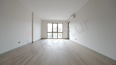 Spacious 2+1 Family Apartment with Closed Kitchen on 5th Floor in Topkapi