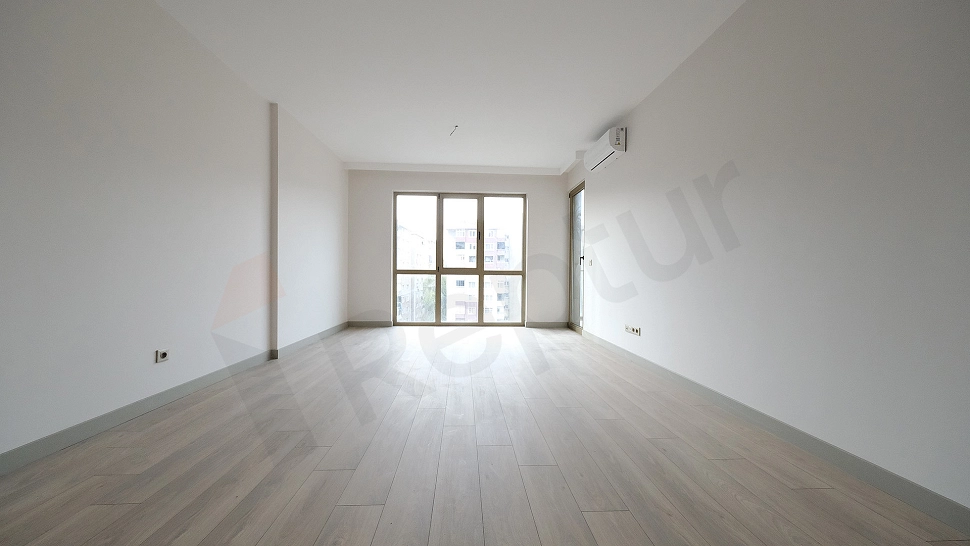 Spacious 2+1 Family Apartment with Closed Kitchen on 5th Floor in Topkapi