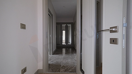 Spacious 2+1 Family Apartment with Closed Kitchen on 5th Floor in Topkapi