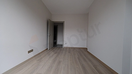 Spacious 2+1 Family Apartment with Closed Kitchen on 5th Floor in Topkapi