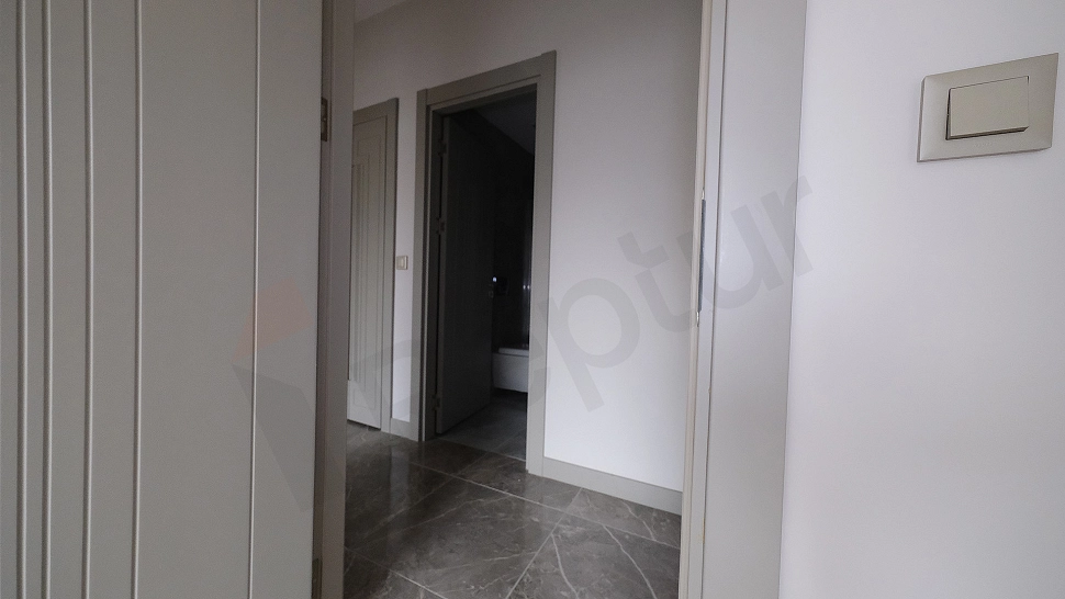 Spacious 2+1 Family Apartment with Closed Kitchen on 5th Floor in Topkapi