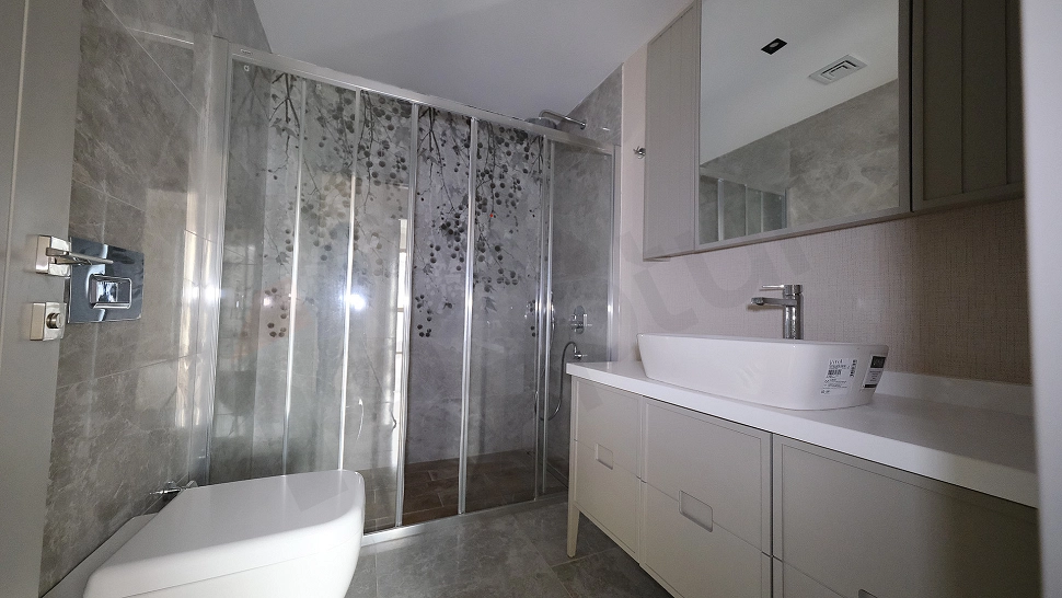 Spacious 2+1 Family Apartment with Closed Kitchen on 5th Floor in Topkapi