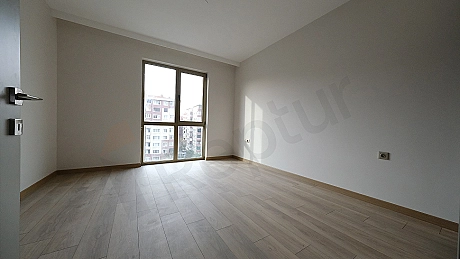 Spacious 2+1 Family Apartment with Closed Kitchen on 5th Floor in Topkapi