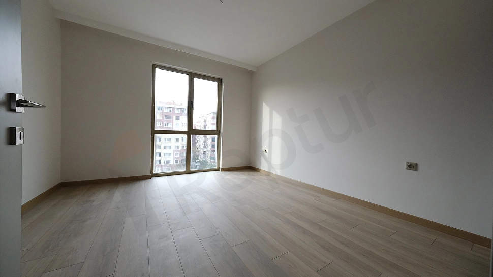 Spacious 2+1 Family Apartment with Closed Kitchen on 5th Floor in Topkapi