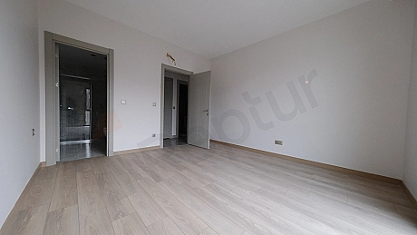 Spacious 2+1 Family Apartment with Closed Kitchen on 5th Floor in Topkapi