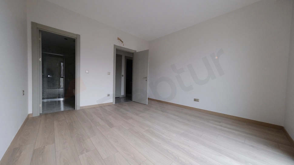 Spacious 2+1 Family Apartment with Closed Kitchen on 5th Floor in Topkapi