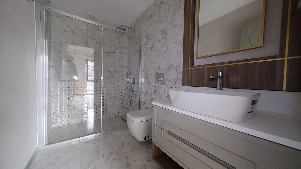 Spacious 2+1 Family Apartment with Closed Kitchen on 5th Floor in Topkapi