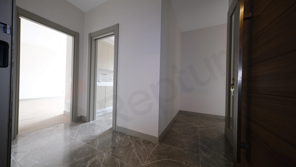 Spacious 2+1 Family Apartment with Closed Kitchen on 5th Floor in Topkapi