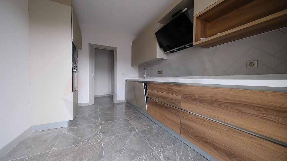Spacious 2+1 Family Apartment with Closed Kitchen on 5th Floor in Topkapi