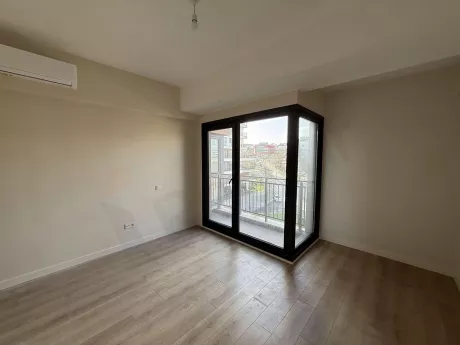 General view of a spacious and airy balcony with a city view.