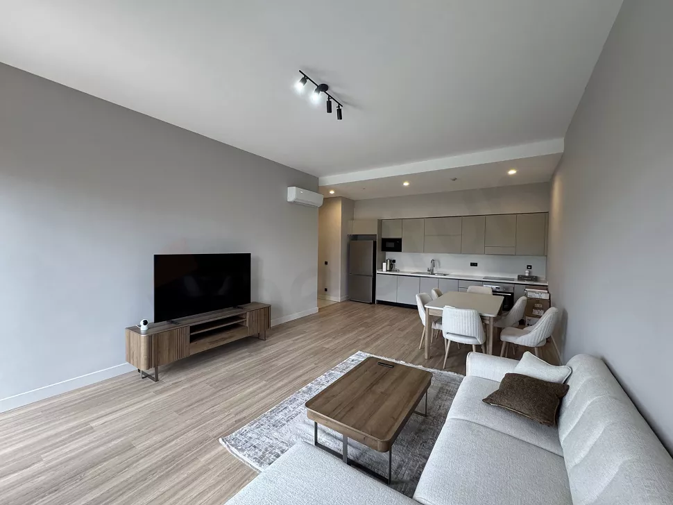 Design of a spacious and bright living room furnished with modern furniture.