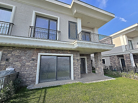 Image of a spacious and well-maintained garden.