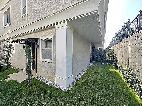 Photo of a detached villa with a large garden.