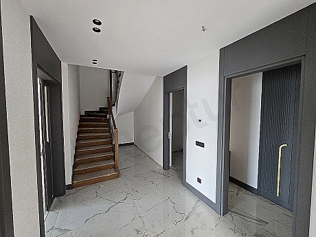 Image of the villa entrance door.