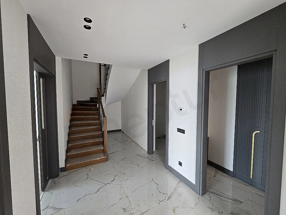 Image of the villa entrance door.