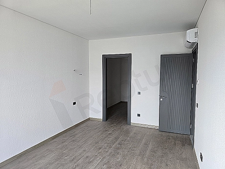 Spacious Family Villa For Sale in Bahcesehir – 5+1 Duplex with Private Garden