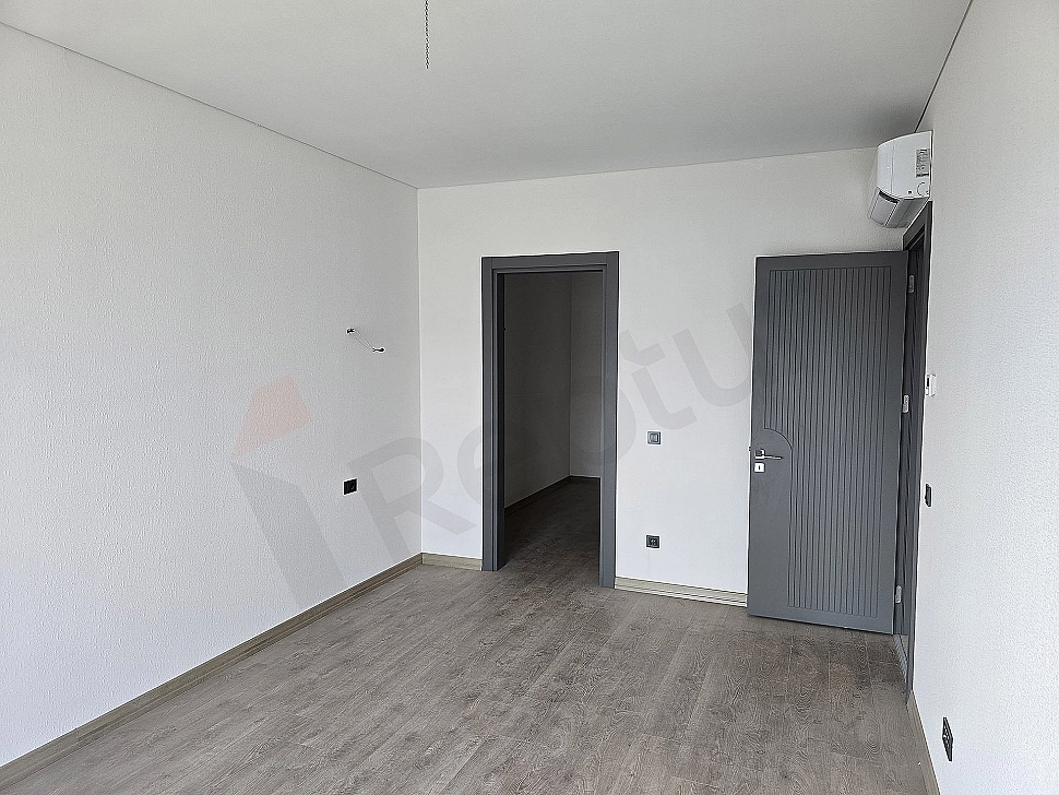 Spacious Family Villa For Sale in Bahcesehir – 5+1 Duplex with Private Garden