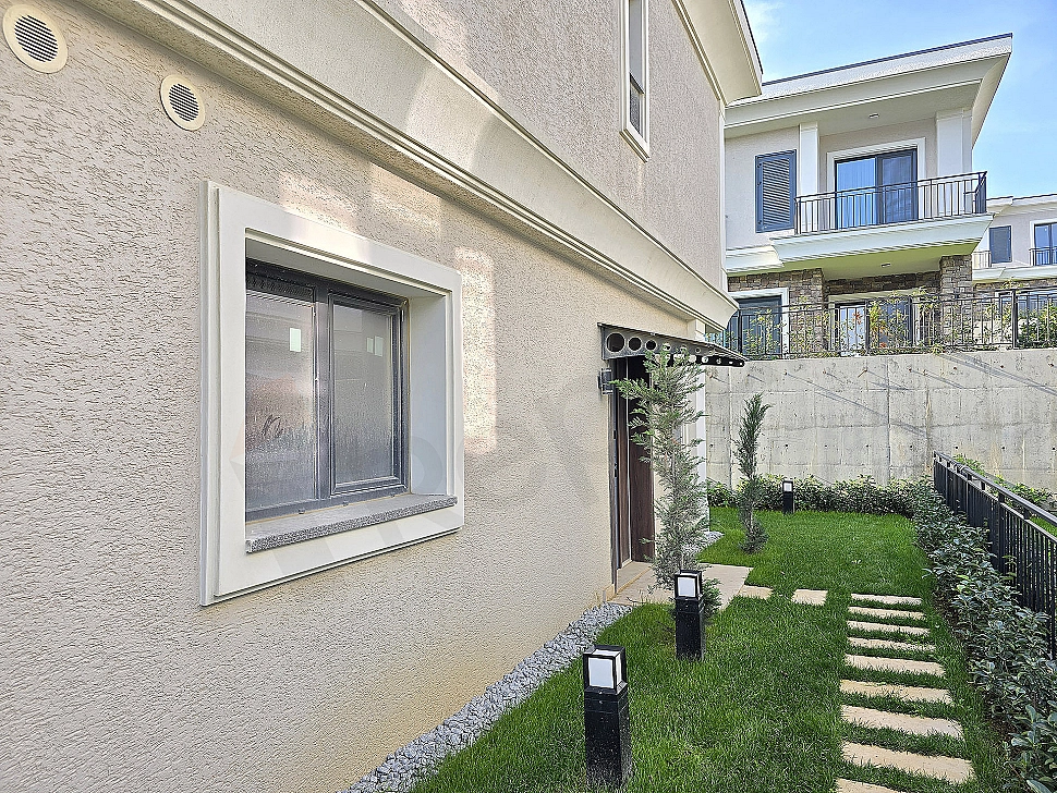 Photo of a villa with a large garden.