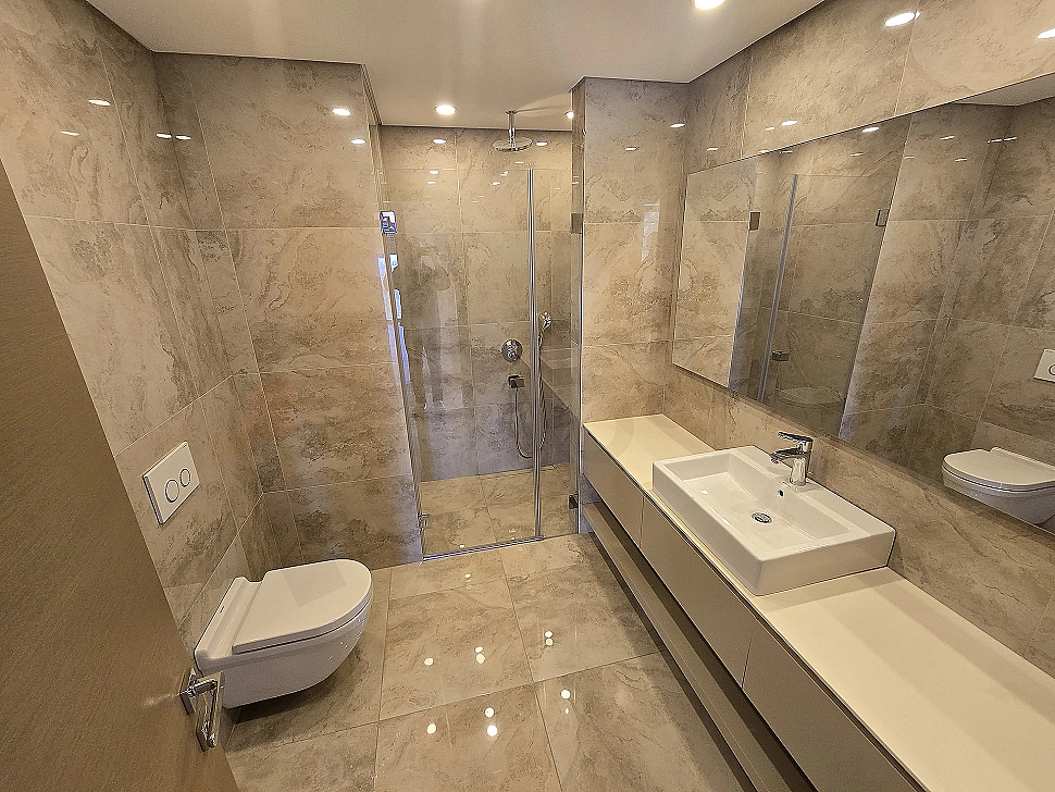 Modern designed, bright and spacious bathroom.