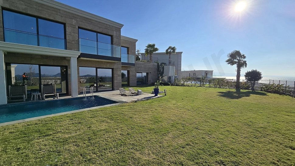 Spacious and green landscaped garden of a luxury villa located on the seafront in Bodrum.