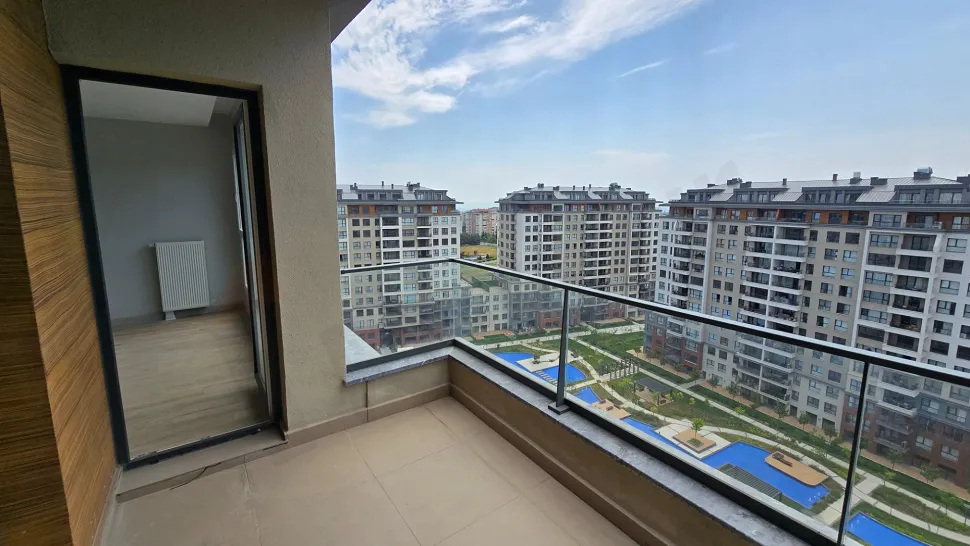 Top-Floor 4+1 Duplex: Dual Views & Massive Terrace
