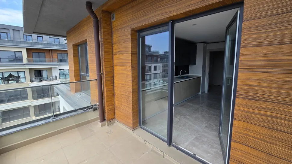 Top-Floor 4+1 Duplex: Dual Views & Massive Terrace