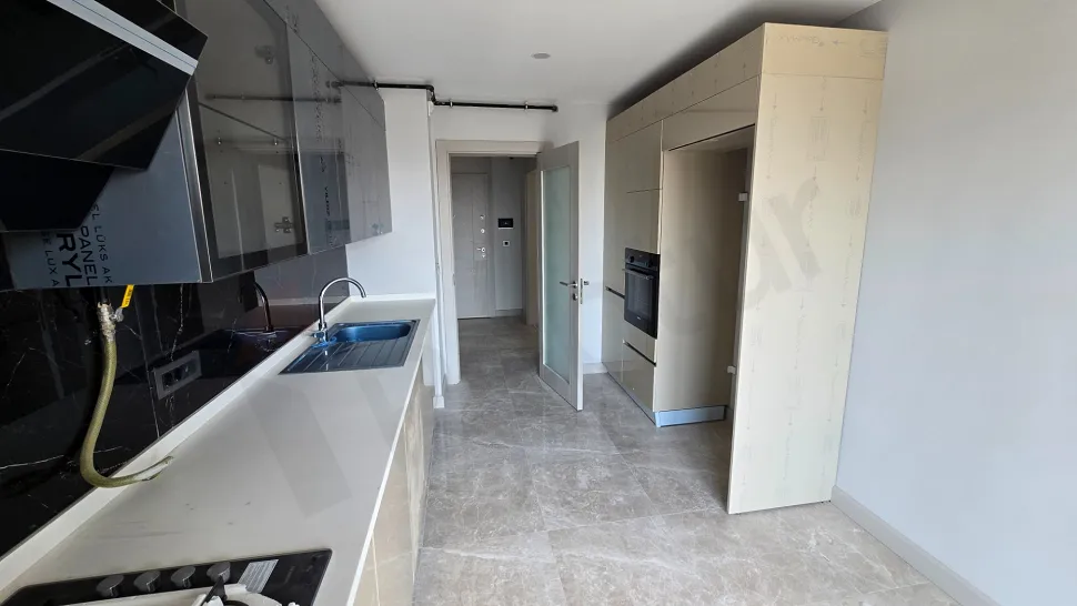 Top-Floor 4+1 Duplex: Dual Views & Massive Terrace